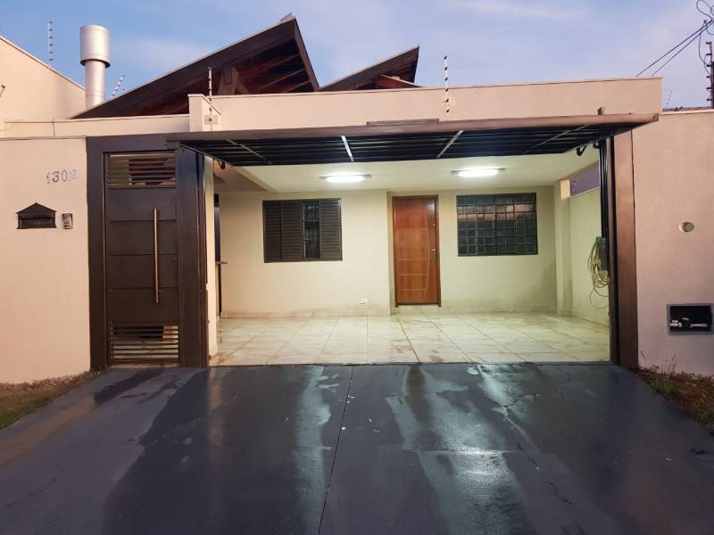 Aluga-se excelente casa com ótima localização