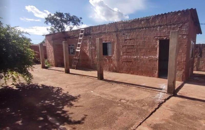 Casa com amplo terreno